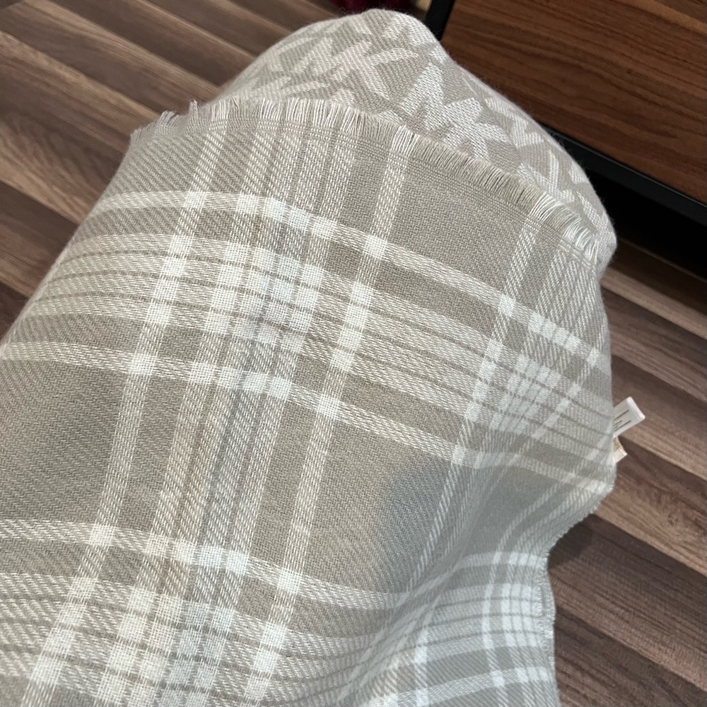 Michael Kors Gray Reversible Monogram Tartan Blanket Plaid Scarf - Picture 4 of 5